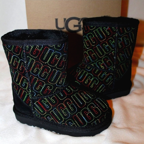 UGG-Classic II Graphic Stitch Suede Boot (Toddler) - Picture 5 of 6